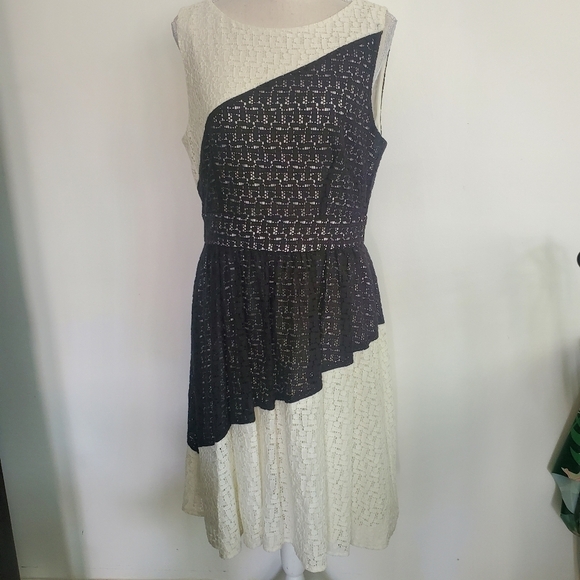 BLACK Saks Fifth Avenue Asymmetric Colorblock Lace Dress - Picture 5 of 10